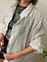 Camisola larga blanca con pequeños apliques de strass plateados. Puede usarse como vestido o sobre camisa.