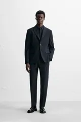Blazer regular fit confeccionado en tejido con 17% de lana. Cuello con solapas de muesca. Manga larga acabada en puño con detalle de botones. Bolsillo de vivo en pecho y de solapa en cadera. Detalle bolsillo interior. Bajo con aberturas en espalda. Cierre frontal con botones.