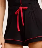 Conjunto de pijama corto americano confeccionado en viscosa certificada. Incluye una blusa de manga corta con cuello solapa, abotonado delantero y bordado de frutilla en el bolsillo; y un short con cintura elástica y lazo.