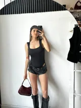 Body negro de lycra con escote cuadrado y breteles anchos.
