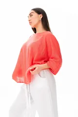 Blusa color coral de viscosa, con escote redondo y mangas 3/4.