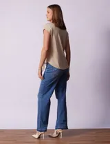 Blusa de modal con estampado de hojas en tonos azulados, escote en V con botones y ruedo anudado.