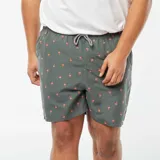 Short de baño gris con estampado de palmeras color naranja.