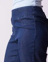 Pantalón capri de denim azul, marca Ruby Rd. Pretina ancha elastizada, bolsillos simulados delanteros, bolsillos aplicados traseros y ruedo desflecado.