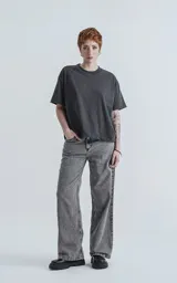 Pantalón de denim gris con efecto lavado, corte wide leg y cinco bolsillos.