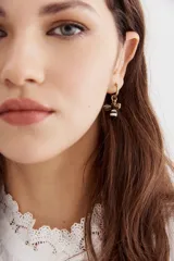 Aros dorados pequeños con dije de abeja y dije de corazón.