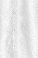 Cárdigan corto blanco de punto calado con cuello redondo y botones revestidos.
