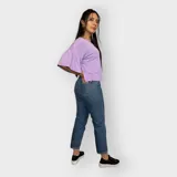 Camiseta lavanda de viscosa con mangas cortas con volados.