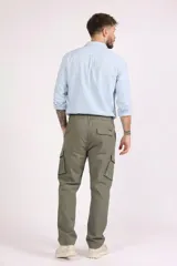 Pantalón cargo color verde militar, con bolsillos laterales y corte recto.