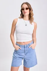 Musculosa blanca de tejido de punto canalé, corte ajustado y cuello redondo.