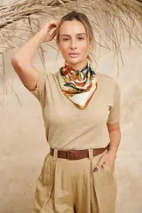 Remera de hilo fino color beige.