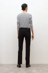 Pantalón recto de vestir color azul marino.