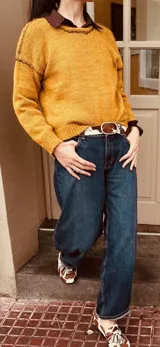 Sweater tejido en mohair color mostaza, con cuello redondo y bordados en hilo de seda. Corte clásico y mangas largas.