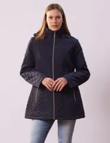 Campera capitoneada azul marino, marca Gallery. Abertura central con cierre dorado. Delantera con bolsillos laterales con cierre. Capucha desmontable. Forro interno a tono.