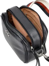 Cartera bandolera rectangular color peltre con textura granulada, logo de la marca en el frente, correa larga regulable y detalle de flecos en el lateral.