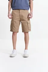 Bermuda cargo de corte clásico, confeccionada en tela resistente y cómoda, con pasa cintos, cremallera y botón.