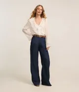 Pantalón wide leg de jeans azul oscuro, con cintura alta, bolsillos y trabillas para cinturón.