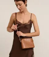 Cartera transversal pequeña color marrón con efecto tressê, cierre de cremallera y correa de cadena larga.