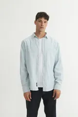 Camisa de algodón de corte regular fit, con cuello solapa clásico y bolsillo en el pecho, de color verde con rayas.