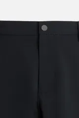 Pantalón negro de corte slim fit, confeccionado en tejido elástico. Cuenta con cintura elástica, bolsillos frontales y traseros de vivo. Cierre frontal con cremallera y botón.