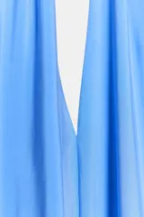 Vestido midi celeste con cuello halter y escote pico. Cierre en espalda con lazada.