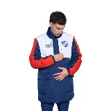 Campera larga acolchada Umbro Heritage del Club Nacional de Football, con diseño en bloques de color azul, blanco y rojo. Presenta cuello alto, cierre frontal con botones a presión, bolsillos laterales y escudo del club bordado en el pecho.