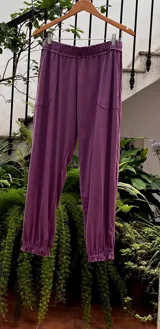 Pantalón tipo babucha color beige, con cintura elastizada, bolsillos delanteros y puños elastizados.