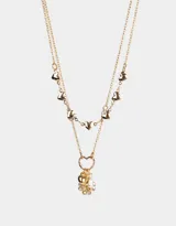 Collar corto doble dorado con dijes de corazones y ramillete de corazones.