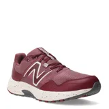 Championes New Balance Trail Running T410 color bordó con detalles en blanco.
