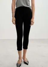 Calza capri negra de tiro alto, corte skinny y tejido elástico.