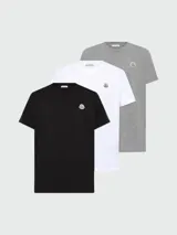 Pack de tres camisetas Moncler de algodón, una negra, una blanca y una gris, con logo de la marca en el pecho.