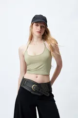 Top halter corto negro con tiras finas para anudar en la nuca.