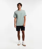 Remera básica de algodón color verde claro, corte comfort, con cuello redondo, mangas cortas y bolsillo en el pecho.
