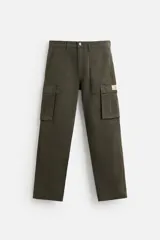 Pantalón cargo color verde oscuro, de corte relaxed fit, con bolsillos laterales con solapa y bolsillos traseros de vivo.