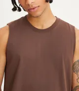 Musculosa básica de hombre, color beige claro, con cuello redondo y sin mangas.