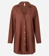 Camisa de playa color ladrillo, de mangas largas y cuello inglés.