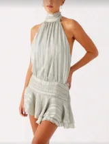 Vestido corto color verde con cuello halter, espalda descubierta, cintura elastizada y falda con volados.