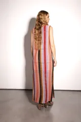 Vestido largo de tejido de punto con lurex y calados, corte suelto y sin mangas.