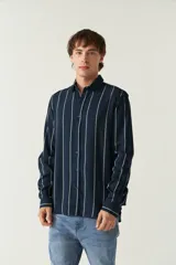 Camisa de mangas largas con estampado a rayas verticales en tonos verde oliva, blanco y azul. Corte regular y logo bordado en el pecho. Confeccionada en viscosa.