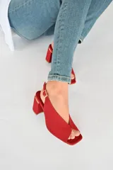Zapato de cuero nobuck color rojo con detalles dorados, taco cuadrado de 7 cm y tira trasera con hebilla.