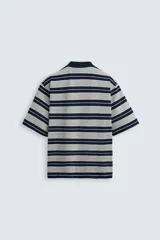 Polo de hombre corte holgado con cuello solapa y cierre de botones. Diseño a rayas horizontales grises y azul marino.