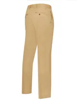 Pantalón de gabardina azul marino con tratamiento antiarrugas, corte modern fit, tiro medio, bolsillos laterales y traseros.