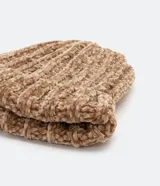 Gorro de punto color beige con textura acanalada y borde doblado.