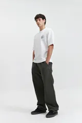 Pantalón carpenter de tela canvas color verde oscuro, tiro medio y corte relajado.
