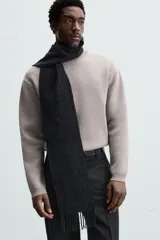Sweater negro de punto con cuello redondo y mangas largas.