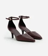 Zapato de tacón color marrón con punta fina, tira fina con hebilla lateral para cierre y tacón fino.