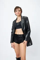 Microshort elastizado de lentejuelas negras.