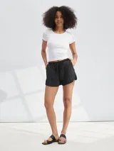 Short color verde lima, con cintura elástica y lazo ajustable.