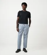 Remera slim de manga corta color salmón, de punto medio, sin estampado y cuello redondo.