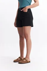 Short de jean celeste de tiro alto con corte ajustado.